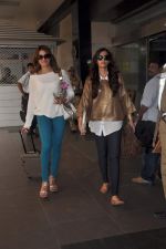 Bipasha Basu, Sonam Kapoor return from Dubai to Mumbai Airport on 5th Jan 2012 (19).JPG